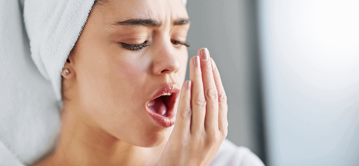 Hoe kunt u slechte adem verhelpen? Oorzaken en tips